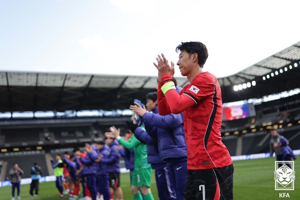 한국 축구 국가대표팀 손흥민이 28일(현지시간) 영국 밀턴 케인스의 스타디움 MK에서 열린 코트디부아르와 평가전을 마치고 팬들을 향해 인사하고 있다. (대한축구협회 제공. 재판매 및 DB금지) 2026.3.29 뉴스1