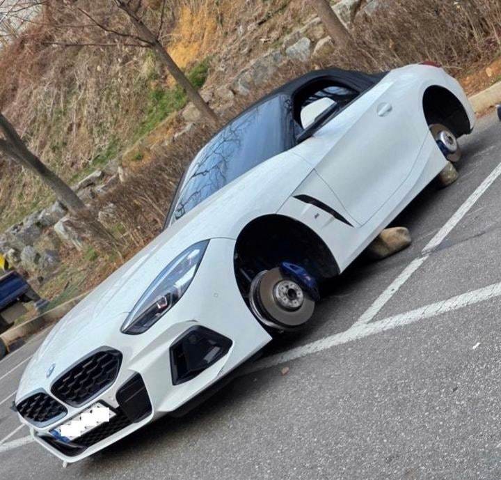 돌 위에 차체만 덩그러니…BMW 바퀴 통째로 도난