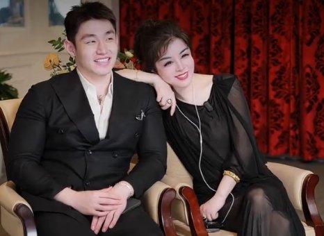 中 55세 미용 재벌 여성, 25세 모델과 결혼…100억대 혼수 화제