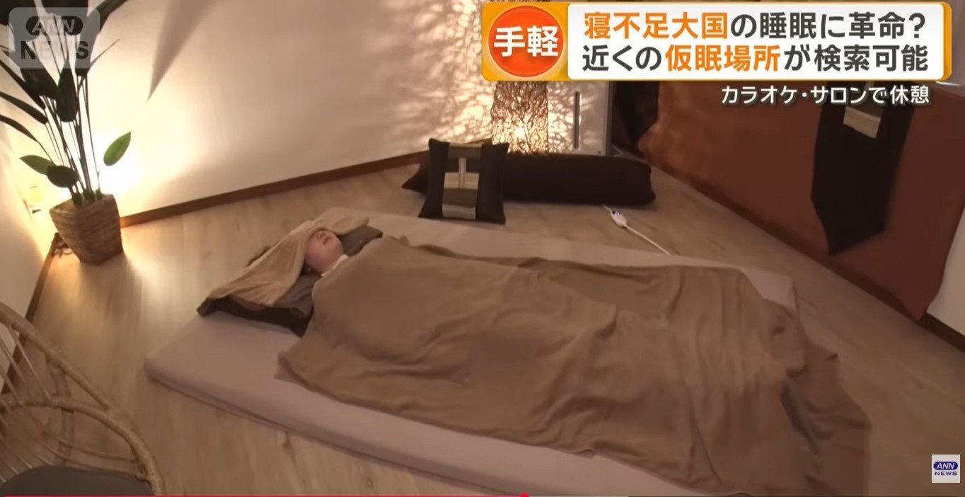 일본의 한 마사지 살롱에서 낮잠 서비스를 체험하고 있다. 사진=아사히TV(ANN) 방송 화면 갈무리