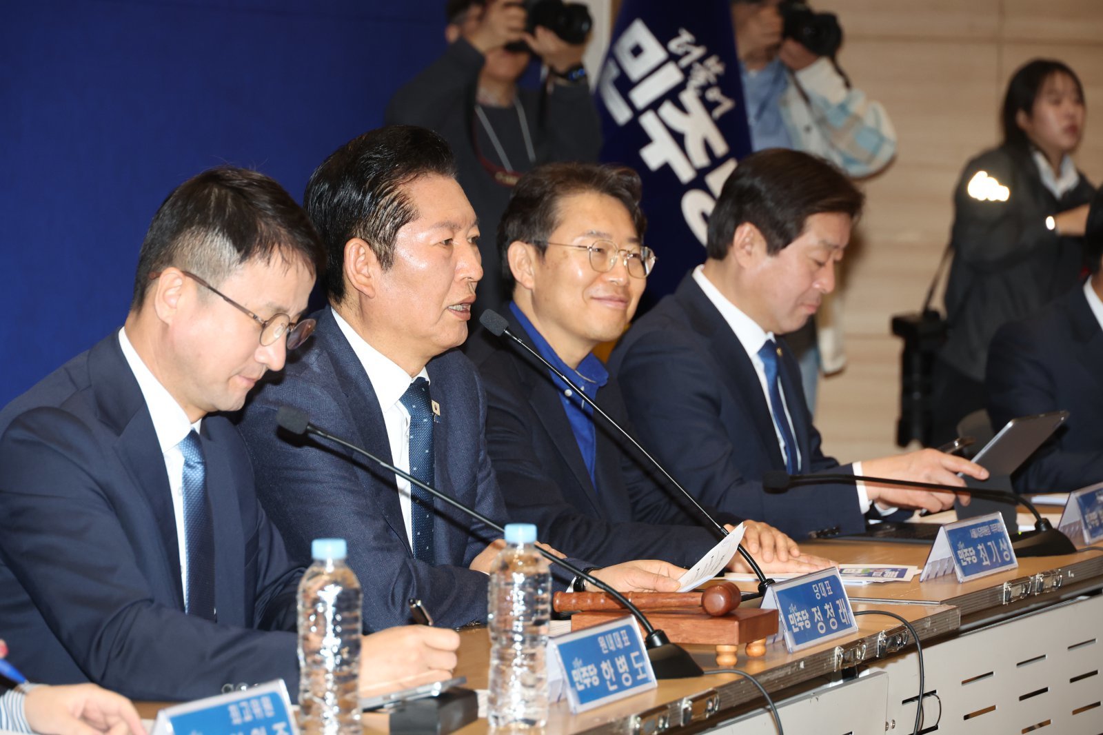 與 “추경안 제출 즉시 심사·4월 10일 본회의 처리…산업 동맥경화 뚫겠다”
