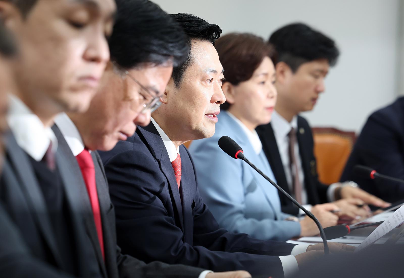 장동혁 국민의힘 대표가 30일 서울 여의도 국회에서 열린 최고위원회의에 참석해 모두 발언을 하고 있다. 뉴스1
