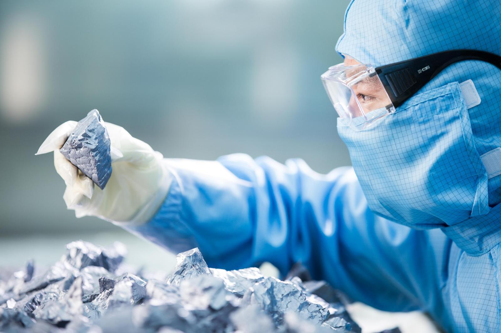 OCI TerraSus의 연구원이 폴리실리콘 칩을 살펴보고 있다. OCI홀딩스 제공