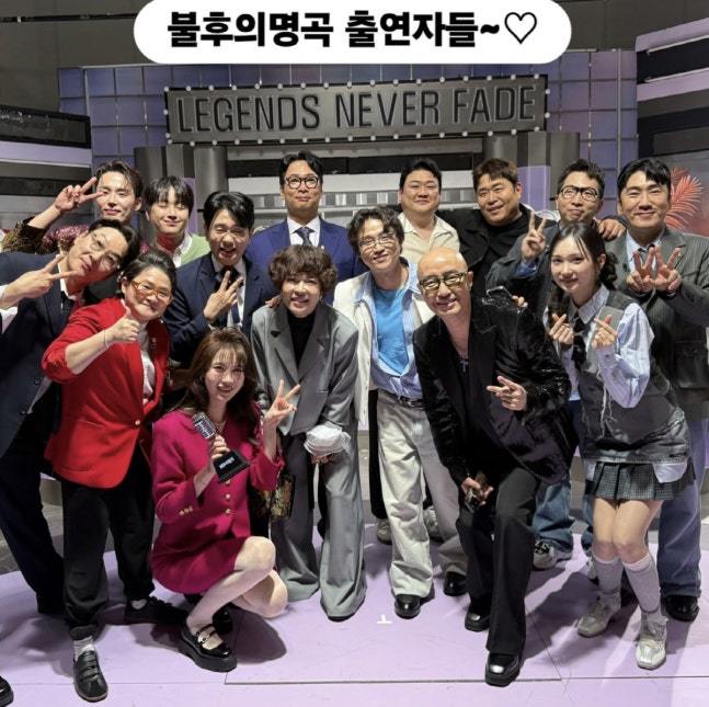 ‘4년 만의 컴백’ 이휘재, 눈물의 복귀 방송 후 단체사진