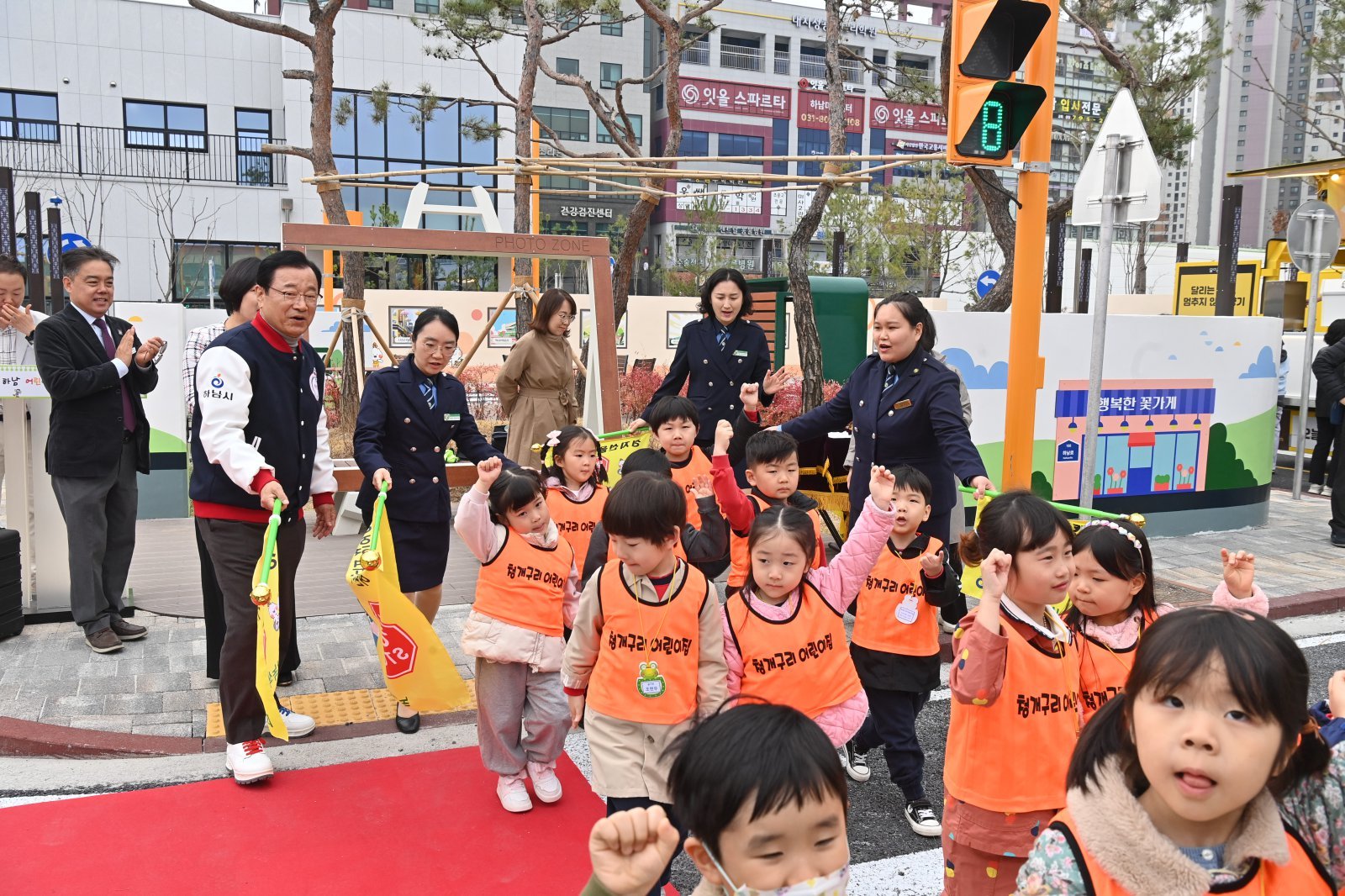 이현재 하남시장이 30일 오전 ‘하남 어린이 교통공원’ 개원식을 한 뒤 어린이들의 횡단보도 보행에 대한 안전 지도를 돕고 있다. 하남시 제공