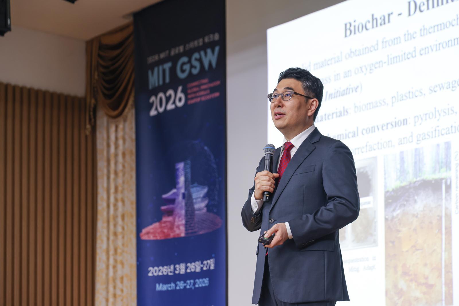 MIT GSW에서 기조 강연 중인 옥용식 회장. 사진 제공=국제ESG협회