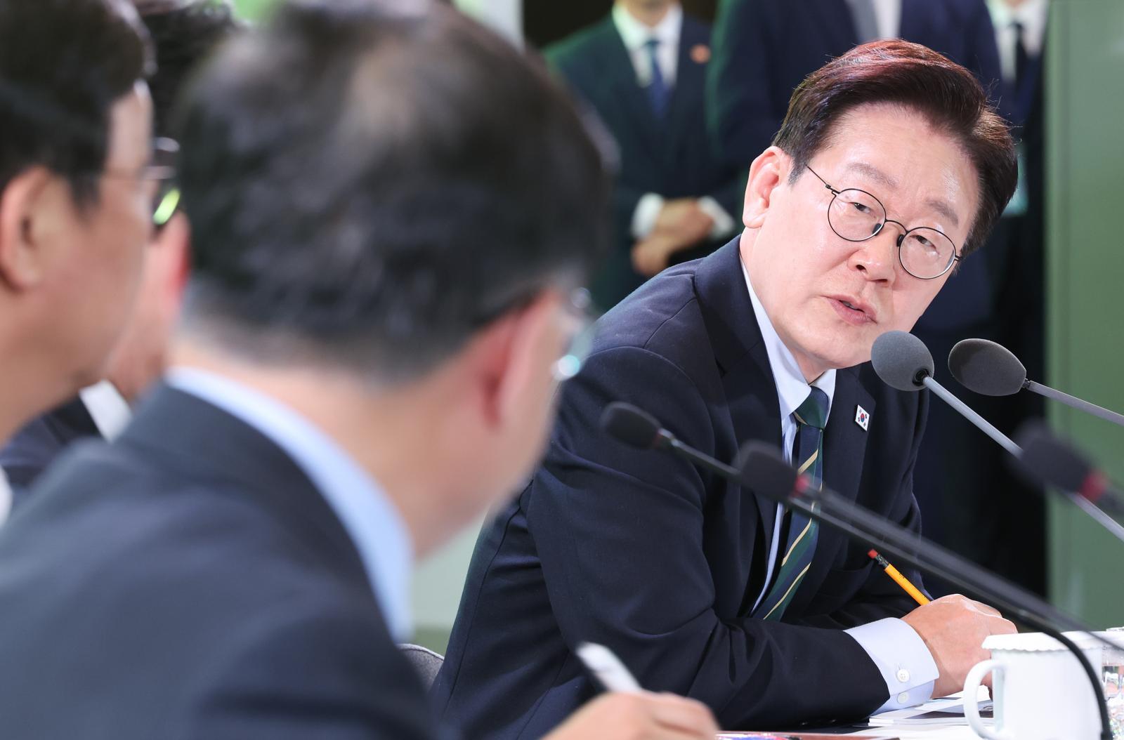 이재명 대통령이 30일 제주 한라대학교에서 열린 ‘제주의 마음을 듣다’ 타운홀미팅 간담회에서 김성환 기후에너지환경부 장관에게 질의하고 있다. 뉴스1