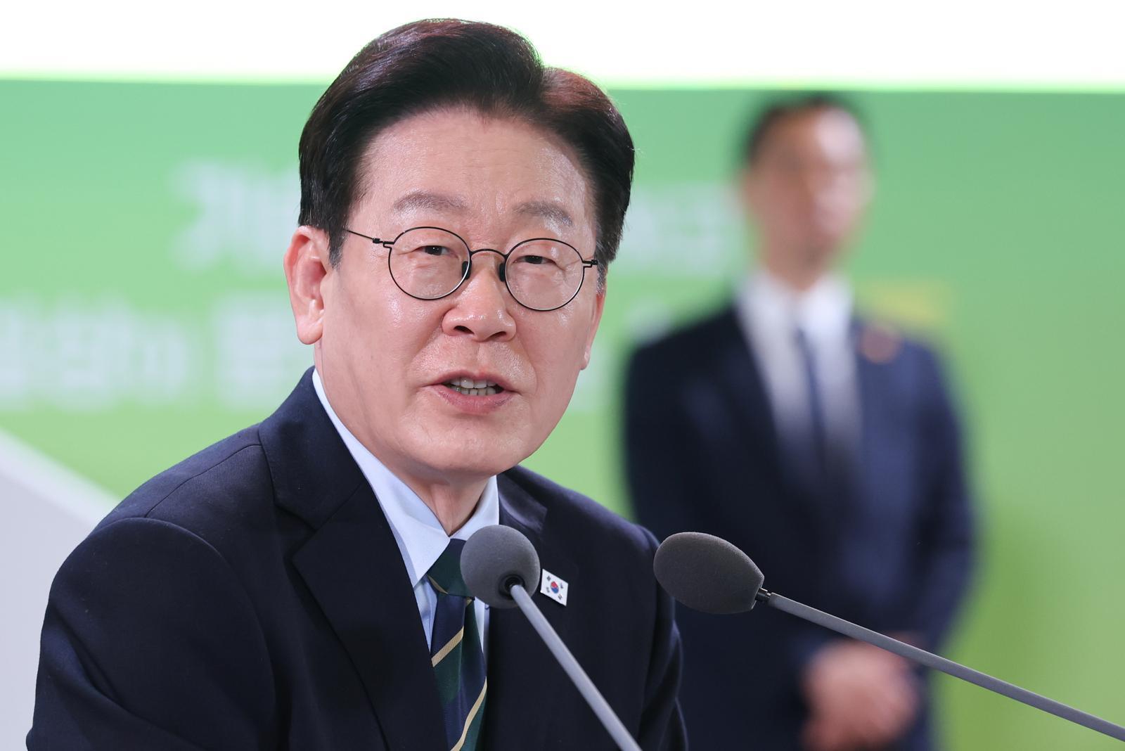 李 “공소시효 폐지해 나치 전범처럼 죽을 때까지 책임 물어야”