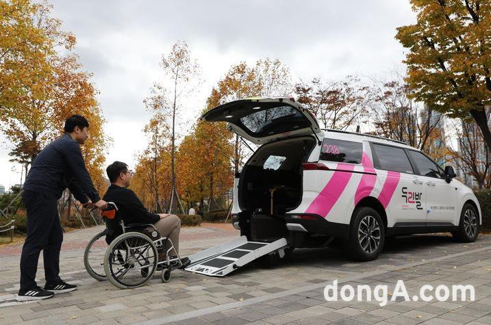 부산 교통약자 특별 교통수단 두리발에 이용객이 승차하고 있는 모습. 기획재정부 복권위원회 제공