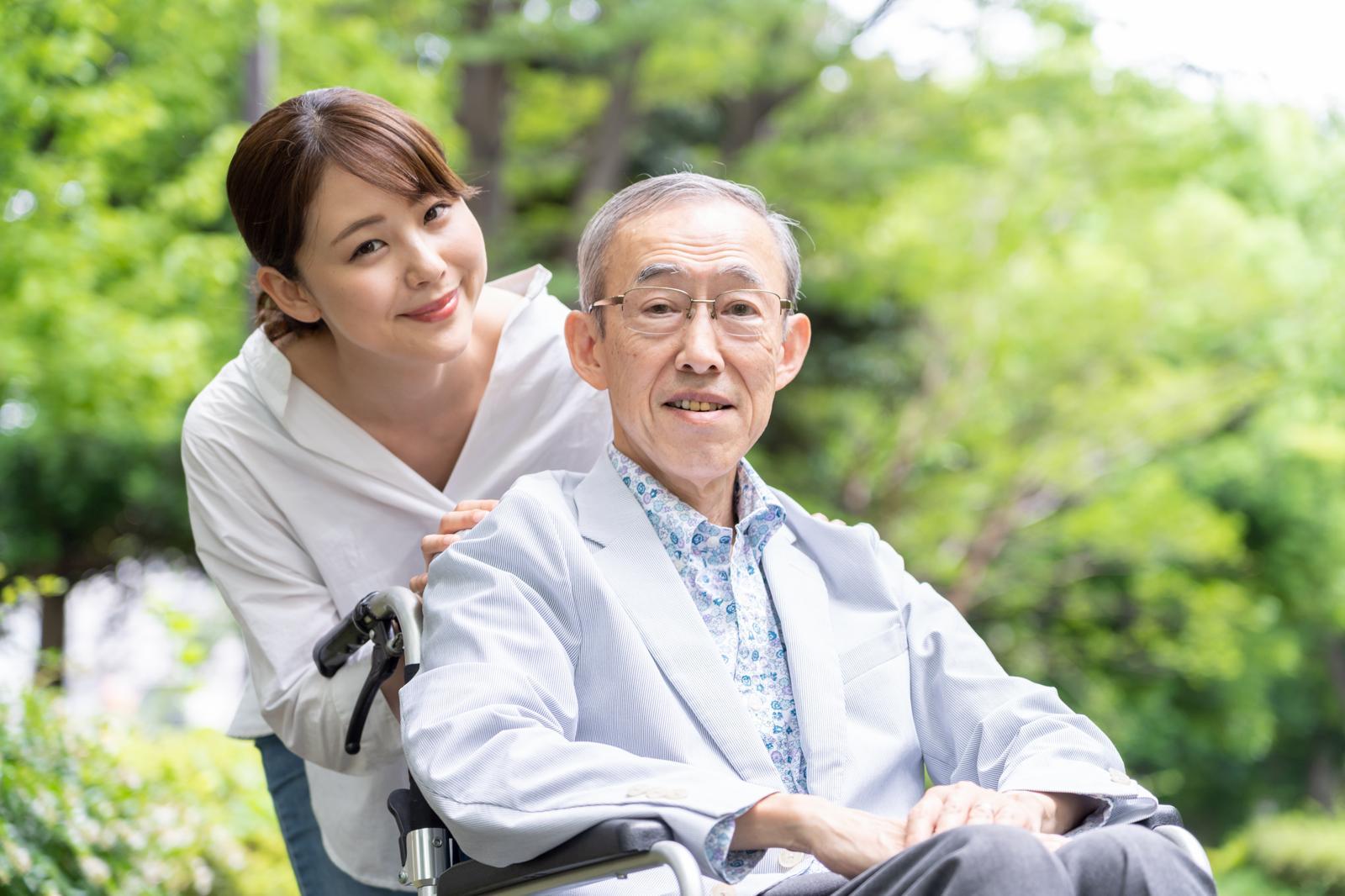 일본 장수 비결이 생선 식단이 아니라 돌봄 체계에 있다는 연구 결과가 나왔다. 75세 이상 118만 명 분석 결과, 수명 격차는 ‘건강 이후’ 돌봄 단계에서 나타났다. 게티이미지뱅크