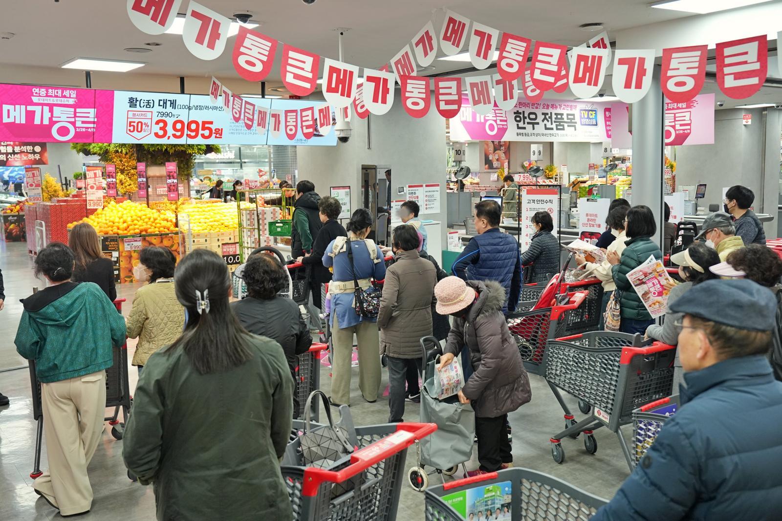 “삼겹살 990원, 생필품 반값”… 롯데마트 2주차 메가통큰 할인