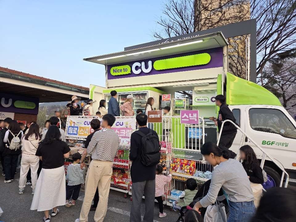 과천 렛츠런파크 벚꽃축제에 출동한 CU의 이동형 편의점. BGF리테일 제공