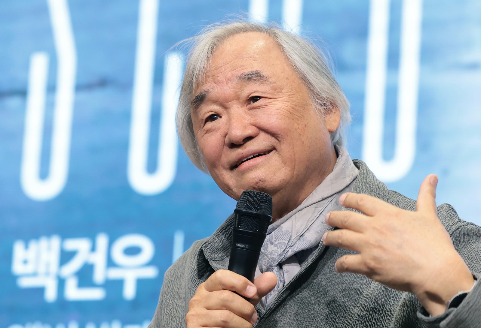 피아니스트 백건우(80)가 30일 서울 영등포구 신영체임버홀에서 가진 데뷔 70주년 기자간담회에서 취재진 질문에 답하고 있다. 2026.3.30 뉴스1