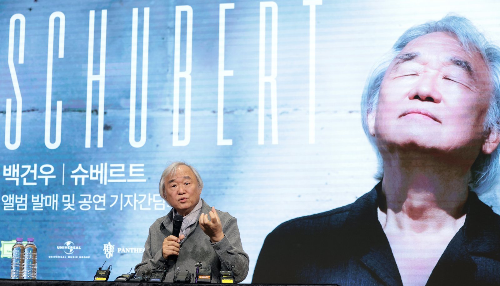 피아니스트 백건우(80)가 30일 서울 영등포구 신영체임버홀에서 가진 데뷔 70주년 기자간담회에서 취재진 질문에 답하고 있다. 2026.3.30 뉴스1