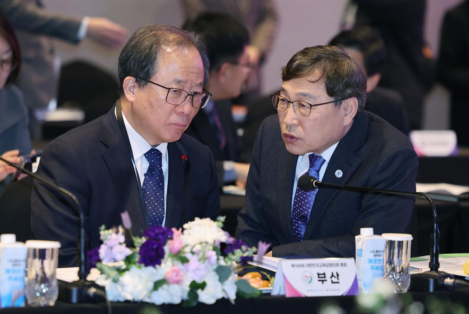 정근식 서울시교육감(오른쪽)과 김석준 부산시교육감이 지난 29일 오후 경기도 성남시 더블트리바이힐튼호텔에서 열린 제106회 대한민국시도교육감협의회 총회에서 대화하고 있다. 2026.1.30. 서울시교육청 제공