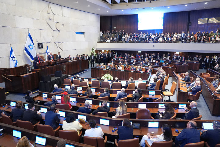 이스라엘 의회(크네세트)가 2026년도 예산안을 법정 시한 내에 통과시키면서 베냐민 네타냐후 정권 존속이 확정됐다. 사진은 도널드 트럼프 미국 대통령이 2025년 10월13일(현지 시간) 크네세트에서 연설하는 모습. 2026.03.30 [예루살렘=AP/뉴시스]
