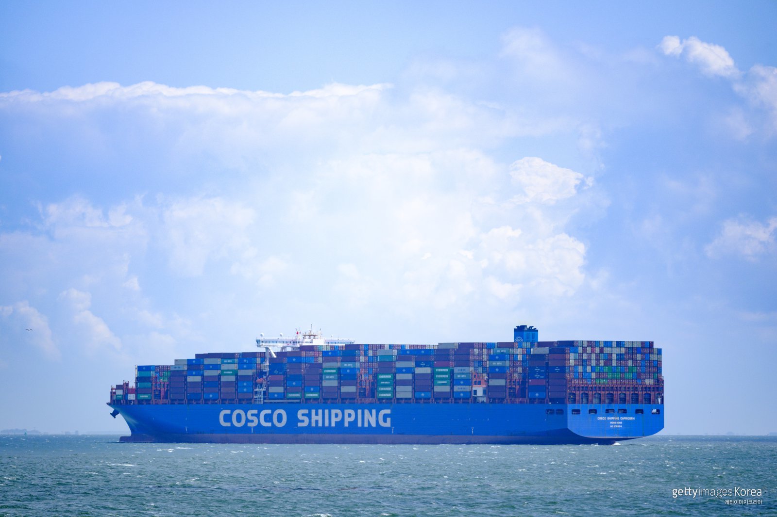중국 국영 해운사 코스코(COSCO) 소속 컨테이너선이 해상을 항해하고 있다. 호르무즈 해협 봉쇄 속에서 일부 선박만 제한적으로 이동하는 상황이 이어지고 있다. ⓒGetty Images