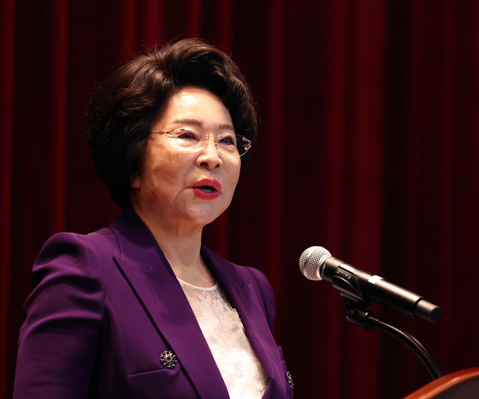 [인천=뉴시스] 이길여 가천길재단 회장이 25일 인천 남동구 가천대 길병원 암센터에서 열린 ‘가천이길여길’ 명예도로명 지정 기념 제막식에서 참석자들에게 인사말을 하고 있다.