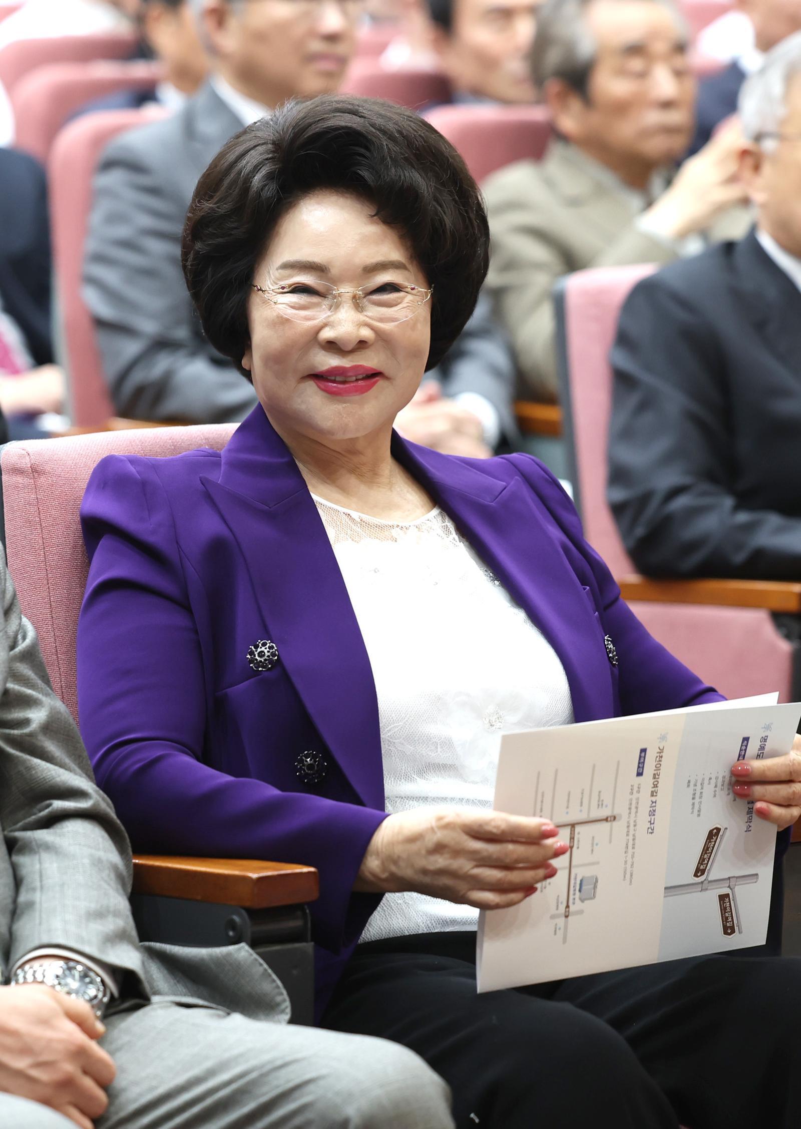 “정정하다는 말도 부족”…94세 이길여, 또다시 ‘동안 외모’ 화제