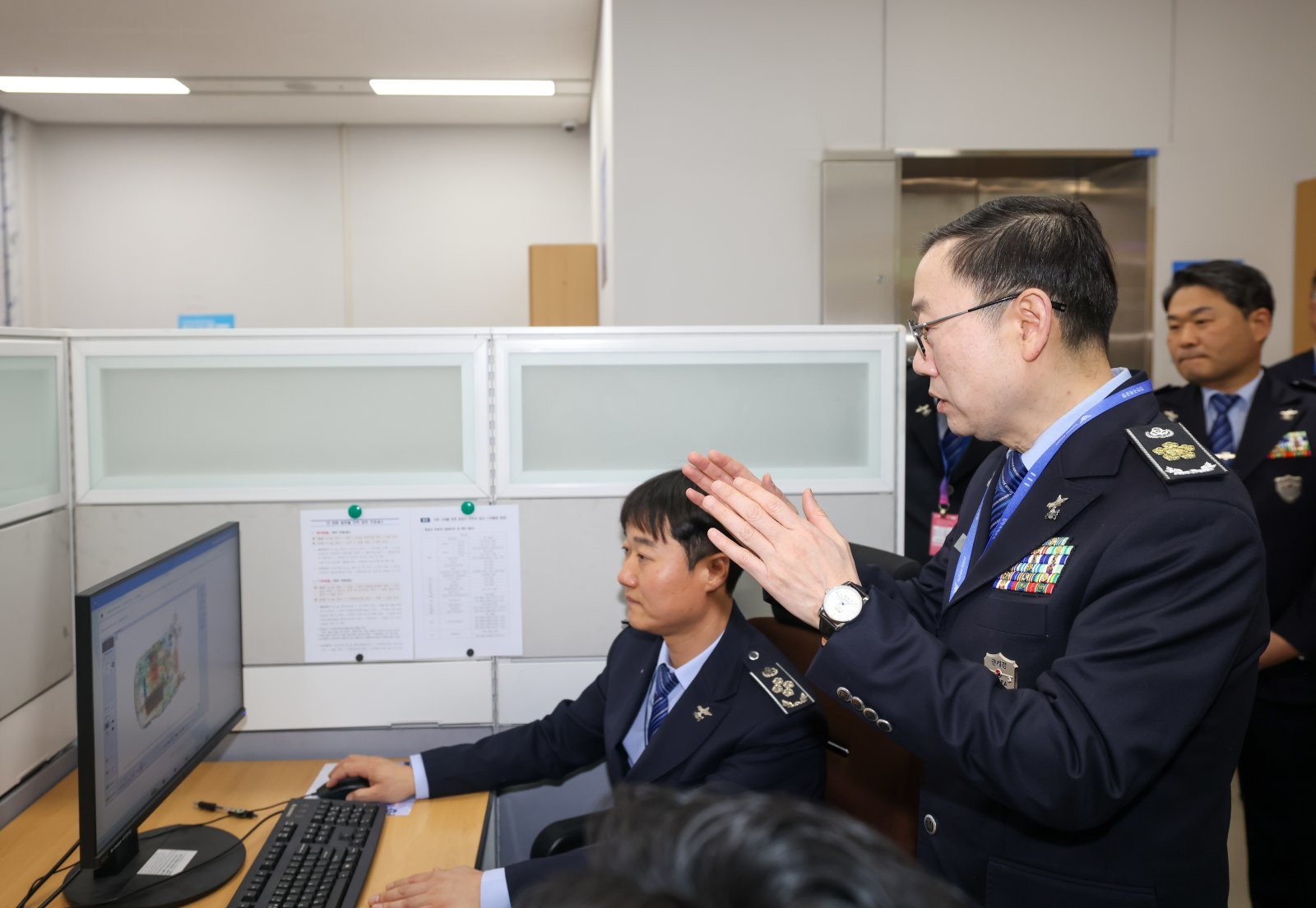 이명구 관세청장이 31일 인천국제공항 휴대·기탁 수하물의 X-ray 판독화면을 살펴보고 있다.(관세청 제공.재판매 및 DB금지)/뉴스1