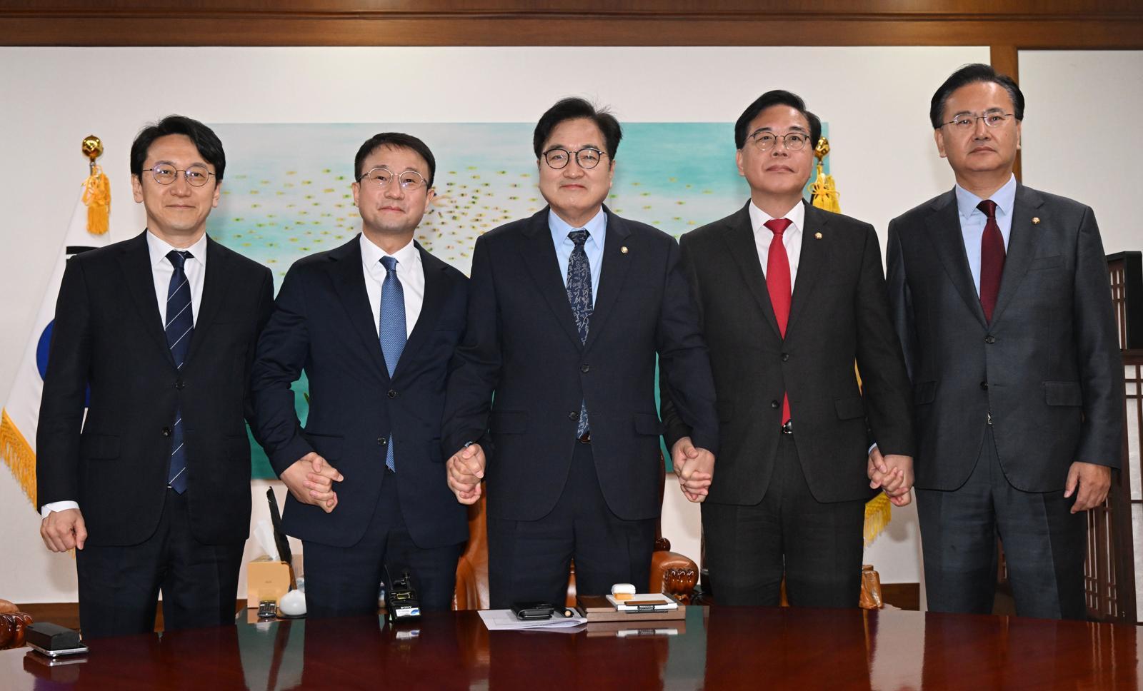 우원식 국회의장이 30일 오전 서울 여의도 국회에서 열린 의장 주재 여야 원내대표 회동에서 기념촬영을 하고 있다. 왼쪽부터 더불어민주당 천준호 원내운영수석부대표와 한병도 원내대표, 우원식 국회의장, 국민의힘 송언석 원내대표와 유상범 원내운영수석부대표. (공동취재) 2026.03.30 [서울=뉴시스]