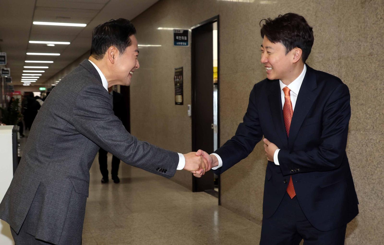 장동혁 국민의힘 대표와 이준석 개혁신당 대표가 13일 오전 서울 여의도 국회에서 ‘공천헌금·통일교 특검 연대’ 관련 회동을 마치고 악수를 하고 있다. 2026.01.13. [서울=뉴시스]