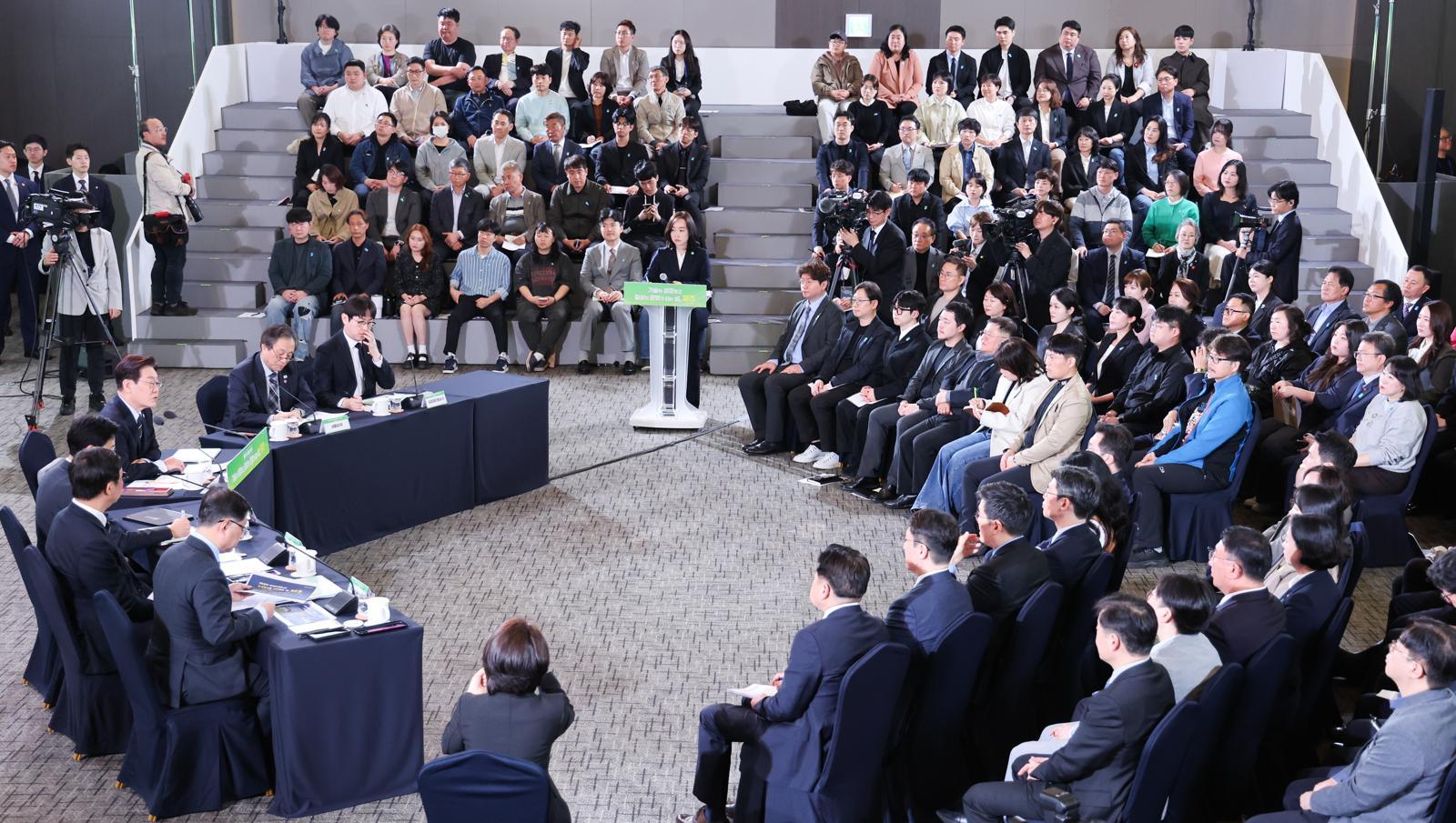 이재명 대통령이 30일 제주 한라대학교에서 열린 ‘제주의 마음을 듣다’ 타운홀미팅 간담회에서 발언을 하고 있다. 2026.3.30/뉴스1