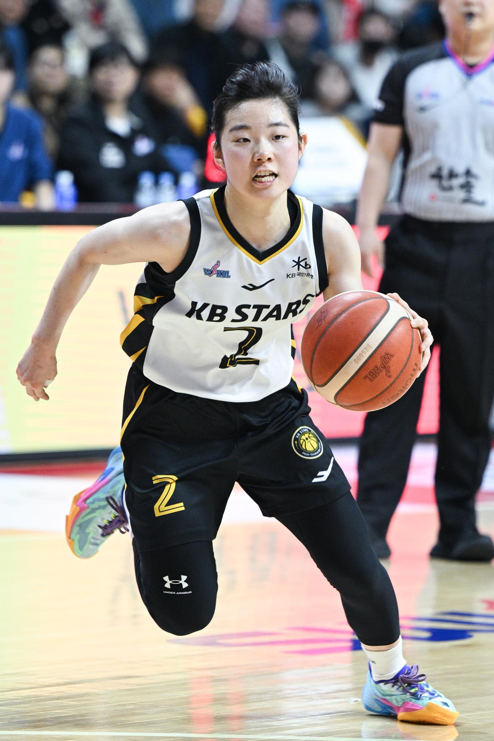 KB스타즈 가드 허예은이 30일 열린 BNK와의 2025~2026시즌 여자프로농구 정규리그 방문경기에서 드리블을 하고 있다. WKBL 제공