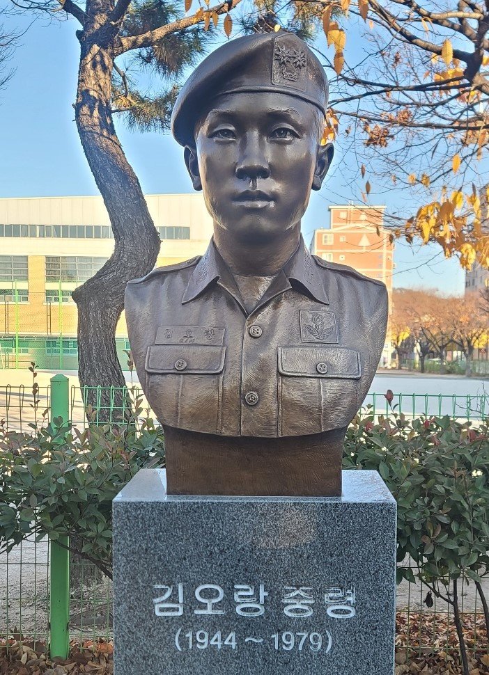 김해 삼성초 김오랑 중령 흉상. 뉴시스