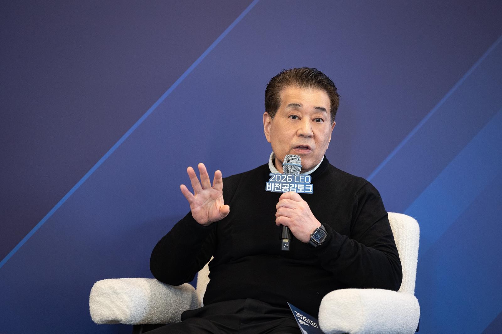 장인화 포스코그룹 회장이 2월 진행된 CEO 공감토크에서 임직원들과 함께 의견을 나누고 있다.