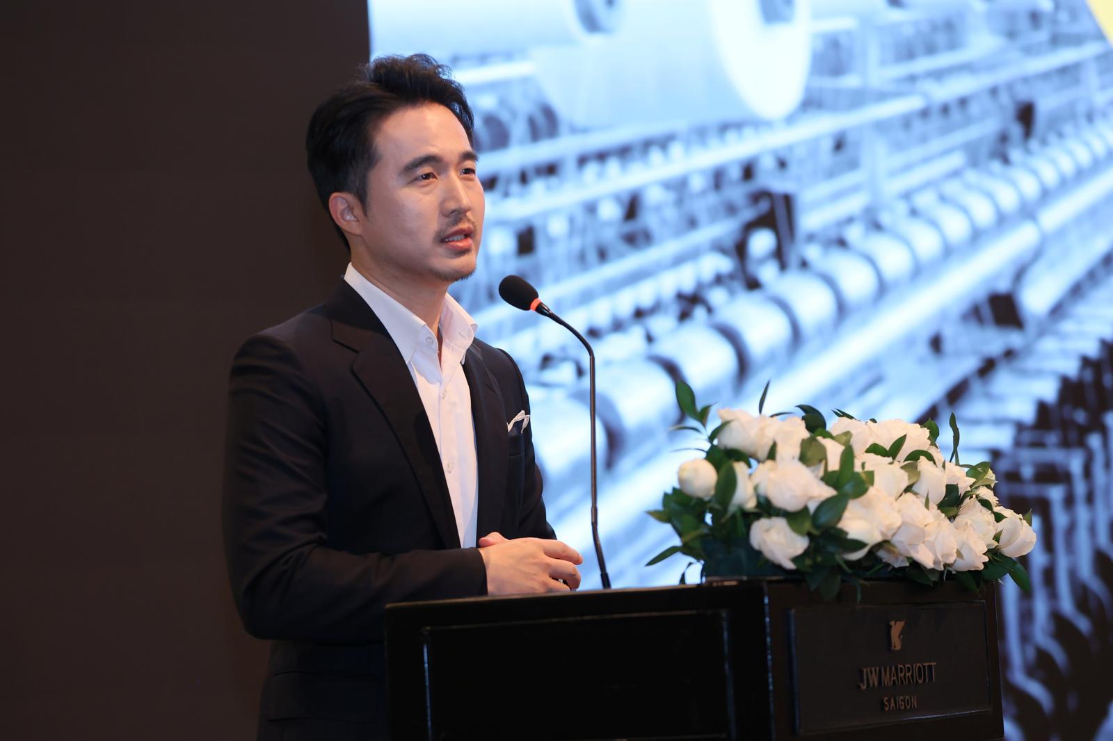 지난해 10월 베트남 호찌민에서 열린 기업설명회에서 김익환 한세실업 부회장이 발표를 하고 있다. 한세실업 제공