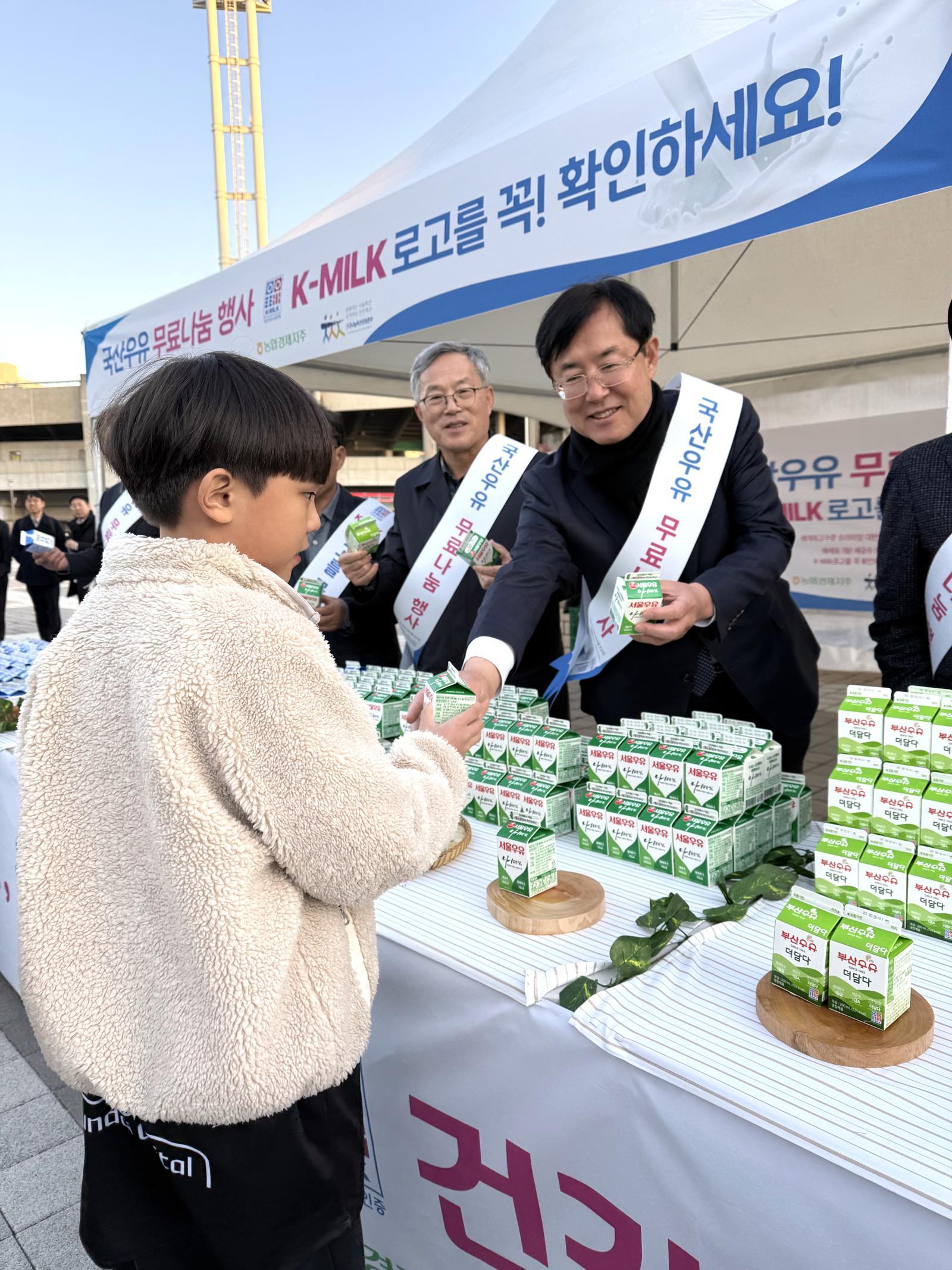 농협경제지주 임직원들은 지난달 충남 천안시 유관순체육관 앞에서 프로배구 경기를 보러 찾아온 시민들에게 국산 우유를 무료로 나누고 우수성을 홍보하는 행사를 진행했다. 농협중앙회 제공