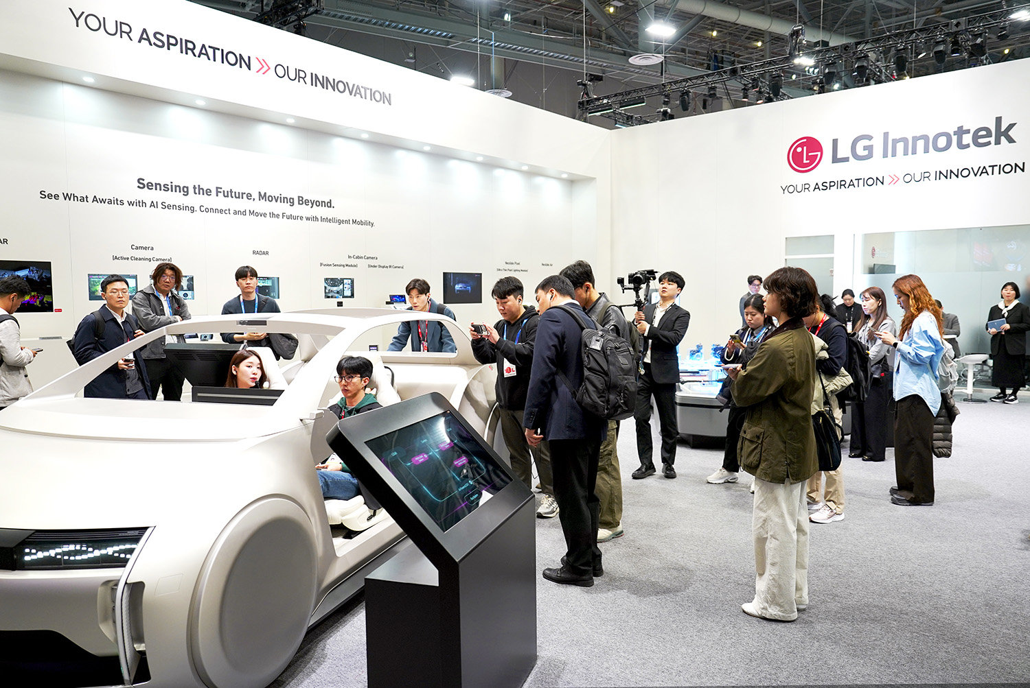 국내 기자단이 LG이노텍 ‘CES 2026’ 프리부스 투어에 참여하고 있는 모습. LG이노텍 제공