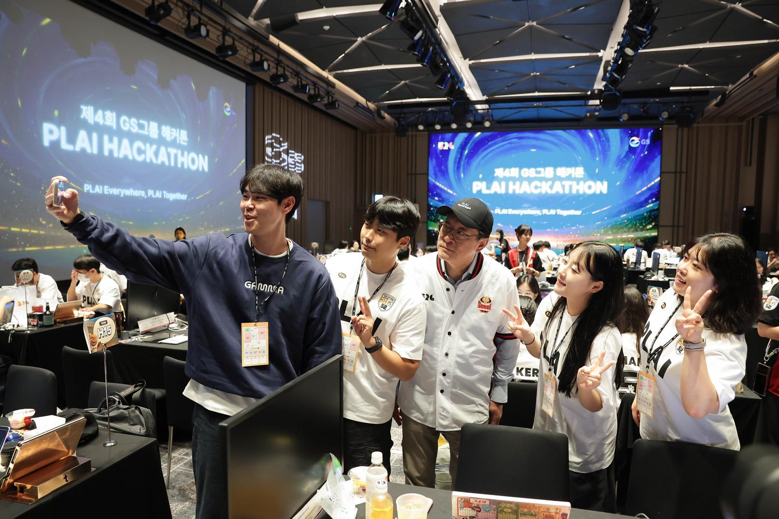 허태수 GS그룹 회장(왼쪽에서 세 번째)이 지난해 9월 서울 강남구 웨스틴 서울 파르나스에서 열린 제4회 GS그룹 해커톤에서 참가 직원들과 기념사진을 촬영하고 있다. GS그룹 제공