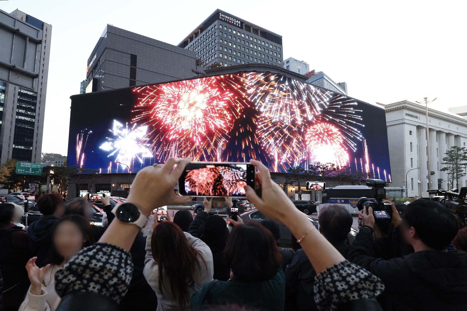 지난해 신세계백화점의 외국인 매출은 2023년 대비 3배 이상 증가한 6000억 원 중반을 기록하며 역대 최대 실적을 달성했다. 신세계백화점 제공