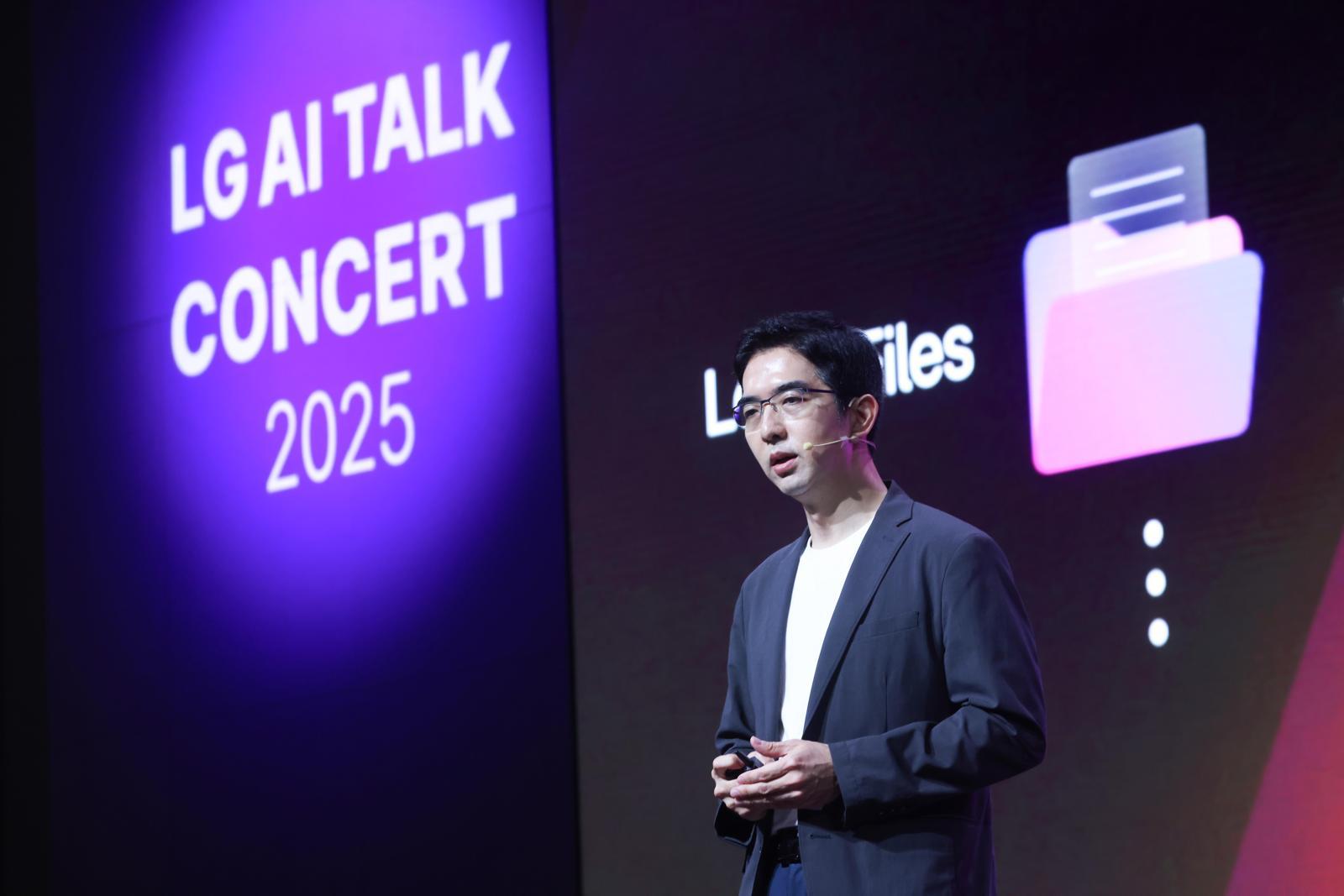 지난해 7월 서울 강서구 LG사이언스파크에서 열린 ‘LG 인공지능(AI) 토크 콘서트 2025’에서 이홍락 LG AI연구원 공동 연구원장이 발표하고 있다. LG AI연구원 제공