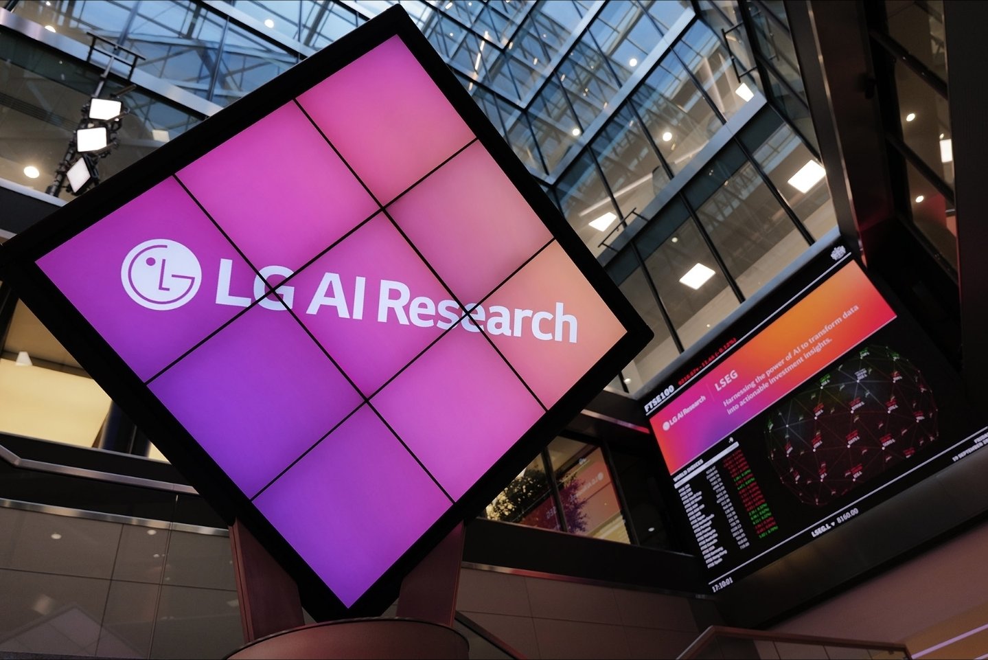LG AI연구원과 런던증권거래소그룹(LSEG)이 지난해 9월 영국 런던증권거래소에서 ‘엑사원 비즈니스 인텔리전스’ 상용화를 알리는 행사를 열었다.