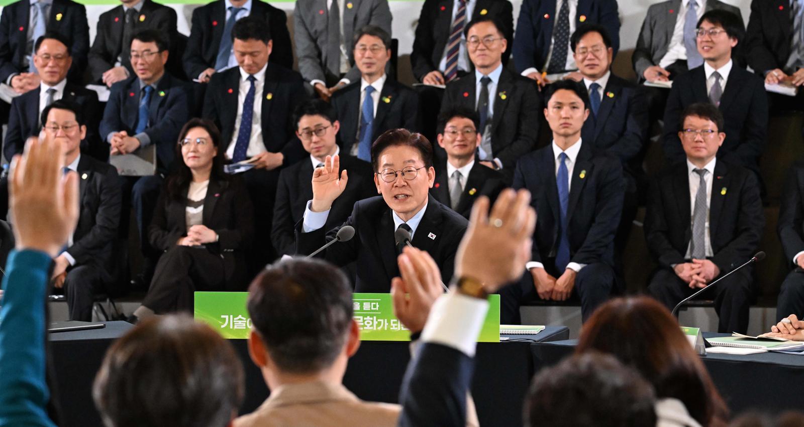 李 “에너지 문제에 잠이 잘 안와… 화석 의존하면 미래 매우 위험”