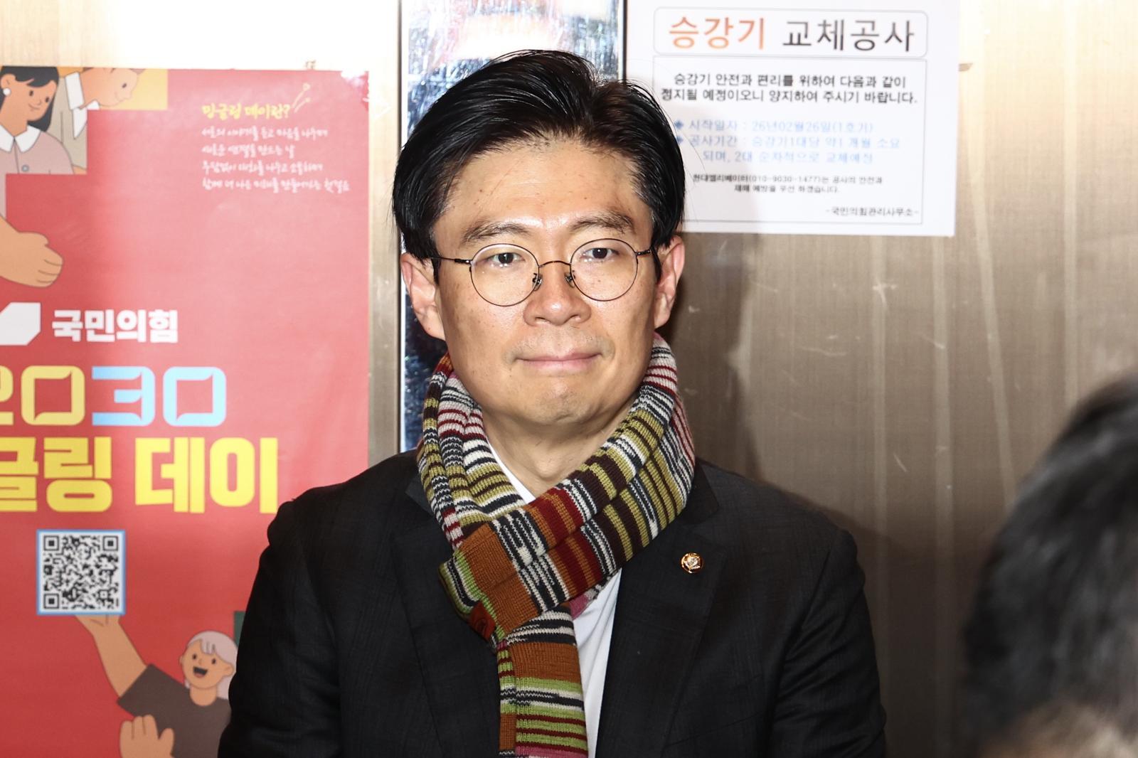 “시-구의원들, 조정훈에 2500만원 전달”… 경찰, 정치자금 의혹 제기에 내사 착수