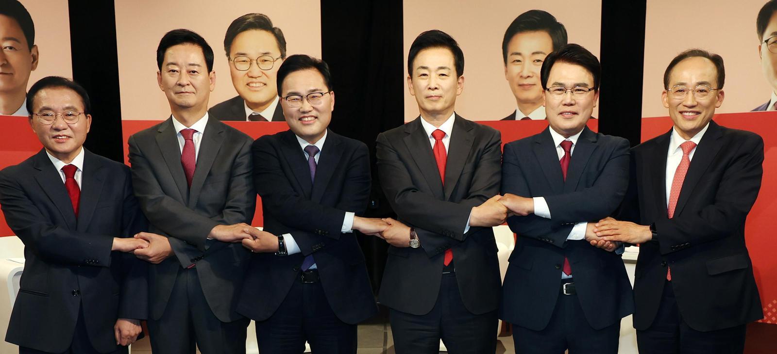 30일 대구 수성구 TBC에서 열린 국민의힘 대구시장 후보 경선 첫 TV토론회에서 예비후보들이 손을 맞잡고 포즈를 취하고 있다. 왼쪽부터 윤재옥, 최은석, 홍석준, 유영하, 이재만, 추경호 예비후보. 대구=뉴시스