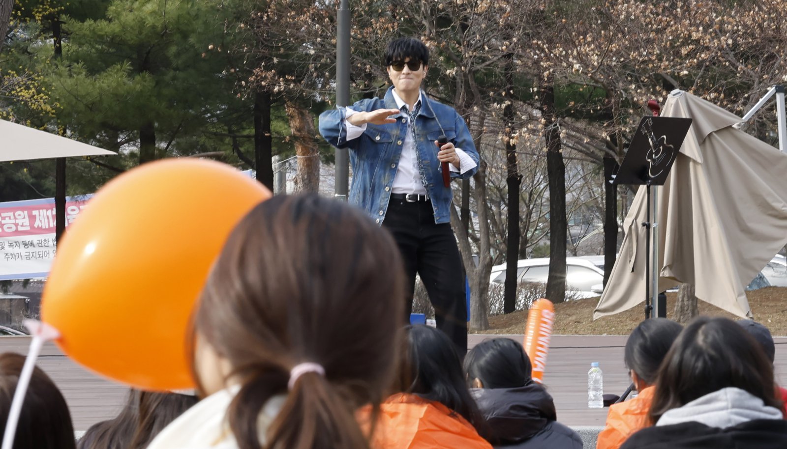 SNS 발언 논란과 전 매니저의 폭로로 논란을 이어가고 있는 신화 멤버 겸 배우 김동완이 24일 오후 서울 강동구 일자산 도시자연공원에서 신화 데뷔 28주년을 맞아 버스킹 공연을 하고 있다.   김동완은 최근 자신의 SNS에 음주운전 및 폭행 논란을 빚은 MC딩동을 공개 응원했다가 거센 역풍을 맞았다. 비판이 거세지자 그는 “상황을 충분히 고려하지 못한 표현이었다”며 사과하고 글을 삭제했다. 이런 가운데 자신을 김동완의 전 매니저라고 주장하는 A씨가 SNS에 폭로성 글을 게재하며 논란이 이어졌다. 2026.03.24.[서울=뉴시스]