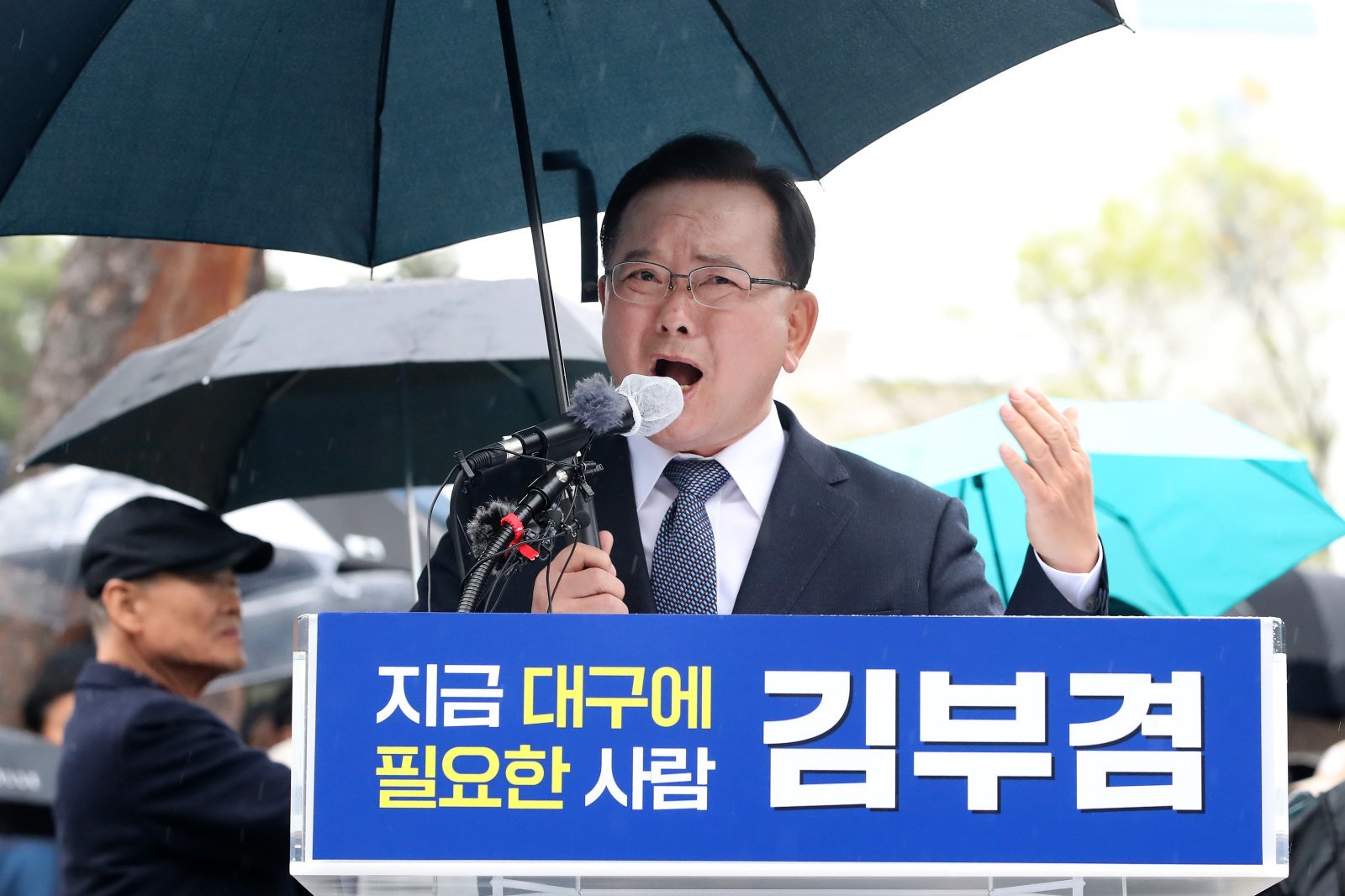 김부겸 전 국무총리가 30일 오후 대구 중구 2·28기념중앙공원에서 6·3지방선거 대구시장 출마를 선언하고 있다. 뉴스1