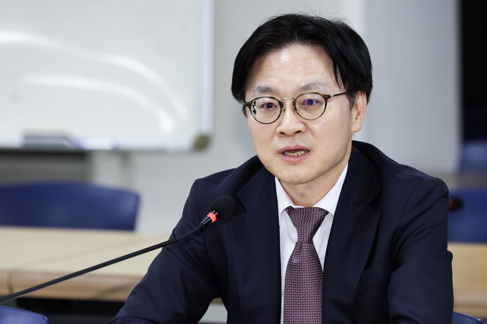 김정관 산업통상부 장관이 30일 오후 서울 영등포구 한국노총 대회의실에서 김동명 한국노총 위원장과 간담회를 갖고 발언하고 있다. 2026.3.30 ⓒ 뉴스1