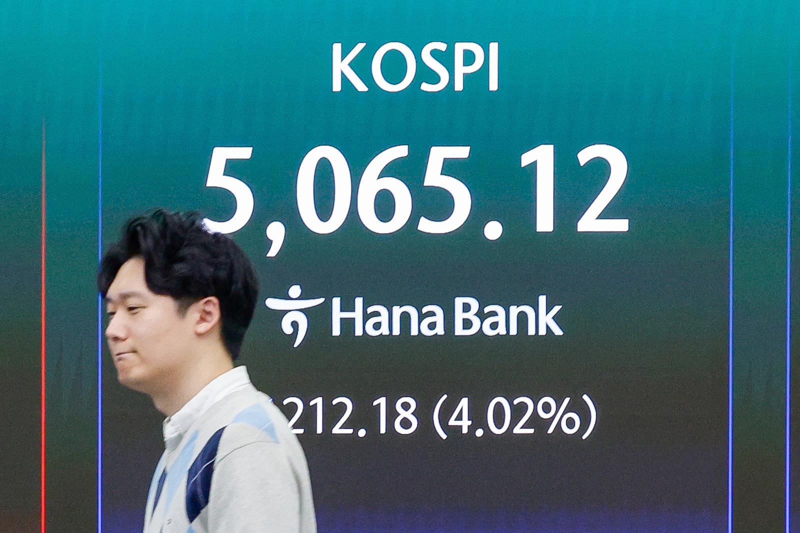 장중 코스피가 4% 넘게 하락한 31일 오전 서울 중구 하나은행 본점 딜링룸 전광판에 코스피지수가 나오고 있다. 뉴스1
