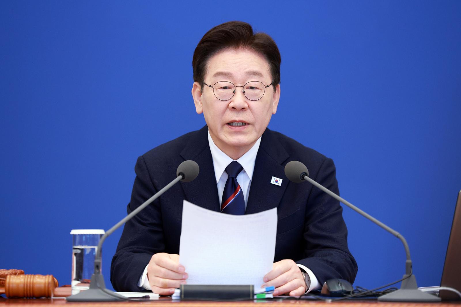 [속보]李 “쓰레기봉투 재고 충분한데 과장…엄격 지도·관리 필요”