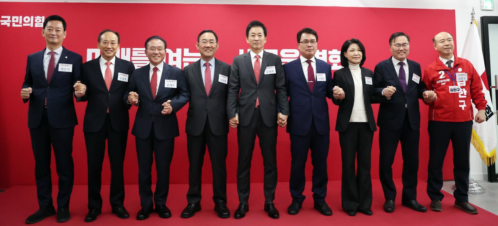 국민의힘 대구시장 공천 후보로 나선 최은석 의원(왼쪽부터), 추경호 의원, 윤재옥 의원, 주호영 의원, 유영하 의원, 이재만 전 대구 동구청장, 이진숙 전 방송통신위원장, 홍석준 전 의원, 김한구 전 현대차 노조 대의원이 10일 서울 영등포구 여의도 국민의힘 당사에서 열린 6·3 지방선거 광역단체장 및 중앙당 관할 기초단체장 후보자 면접에 참석해 기념 촬영을 하고 있다. 2026.3.10 ⓒ 뉴스1