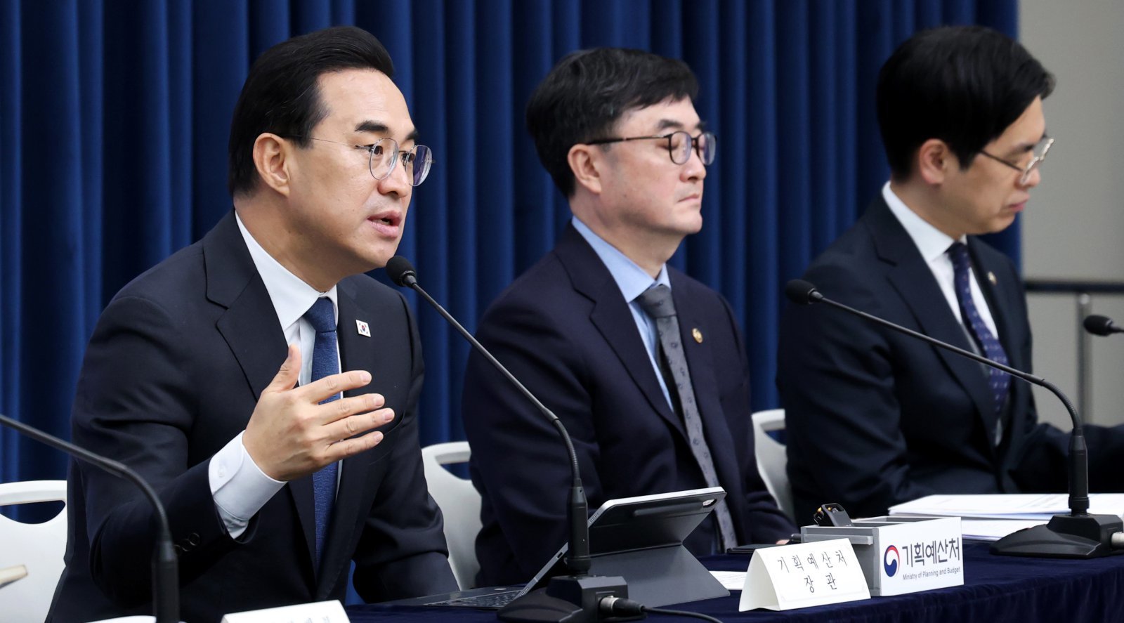 박홍근 기획예산처 장관이 지난 27일 세종시 정부세종청사에서 중동전쟁 위기극복을 위한 2026년 추가경정예산안 내용을 발표하고 있다. 2026.3.31 뉴스1