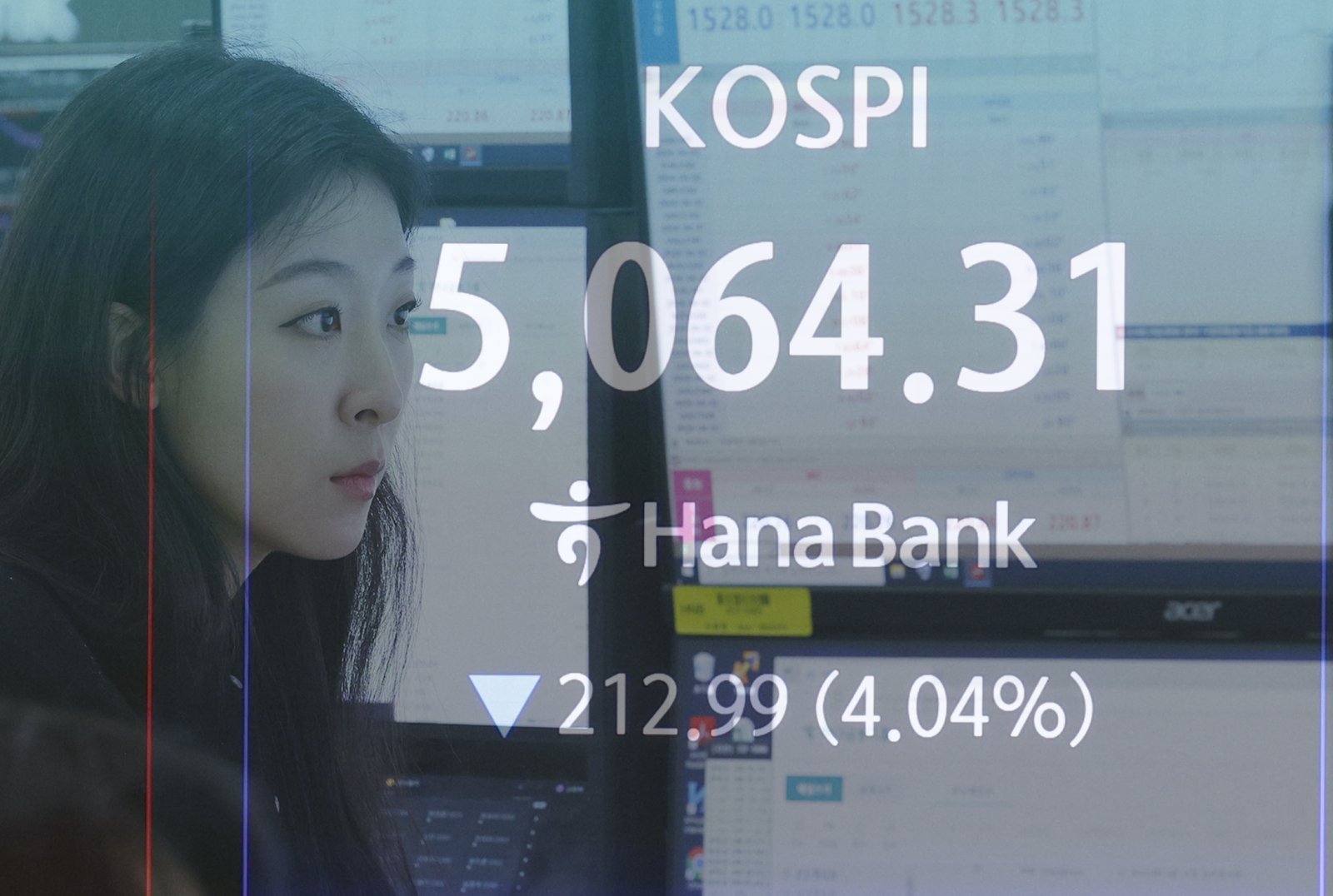 장중 코스피가 5100선 아래로 떨어지고 달러·원 환율이 장중 1525원을 넘어선 31일 오전 서울 중구 하나은행 본점에서 딜러가 업무를 보고 있다. (다중노출) 2026.3.31 뉴스1