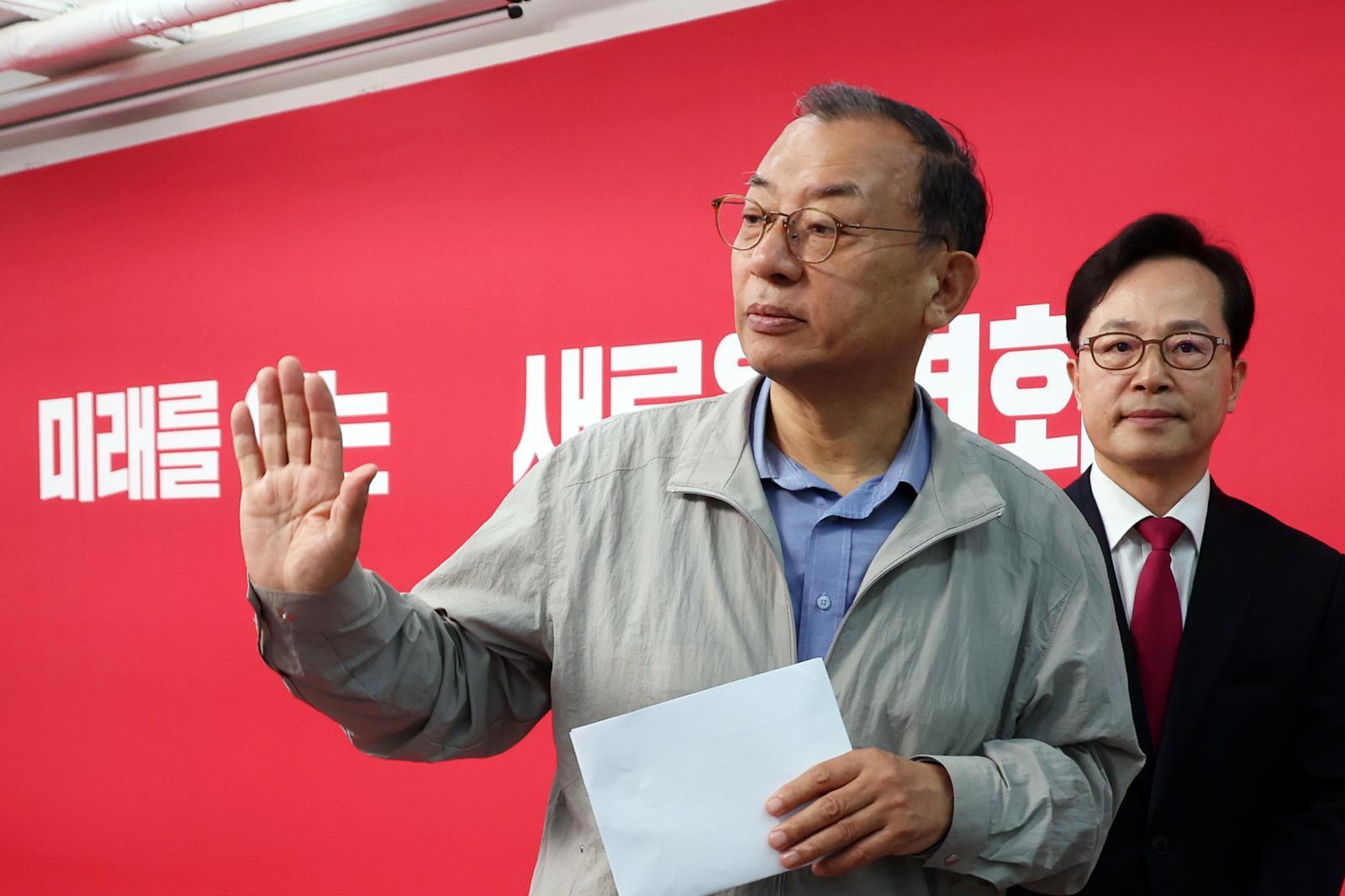 이정현 국민의힘 공천관리위원장이 31일 서울 여의도 당사에서 50만 이상 도시 경선결과를 발표한 뒤 발언대를 나서고 있다. 이 위원장은 이후 공관위원장직 사퇴 의사를 밝혔다. 2026.03.31. 뉴시스