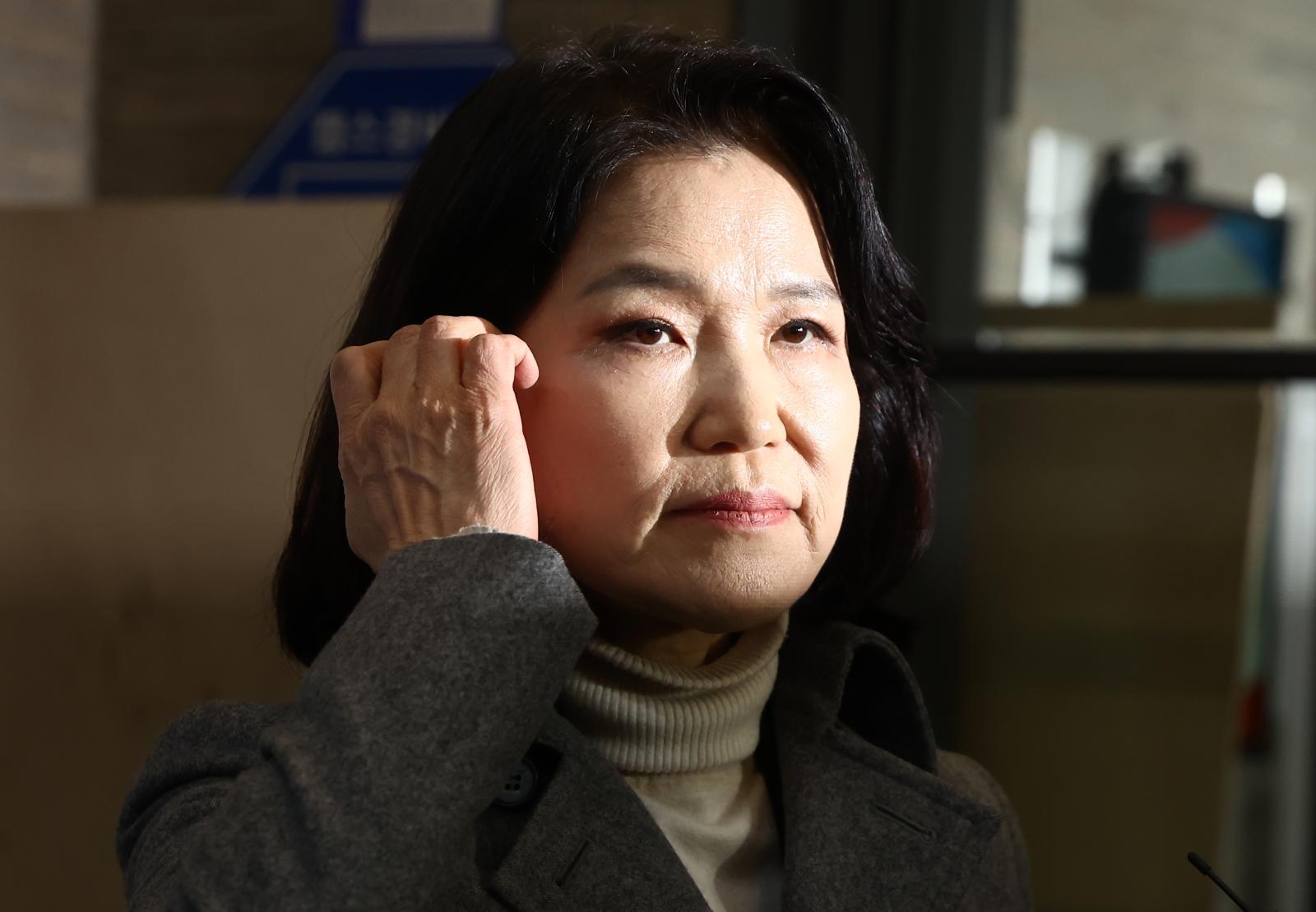 이진숙 전 방송통신위원장이 24일 서울 여의도 국민의힘 중앙당사에서 대구시장 컷오프 관련 입장을 밝힌 뒤 머리카락을 넘기고 있다. 2026.3.24 ⓒ 뉴스1